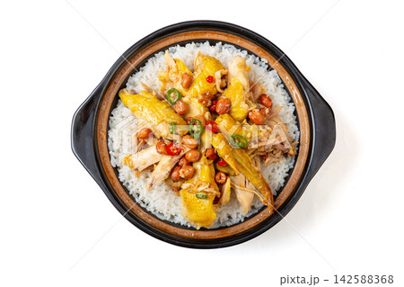 Chinese claypot rice with tender steamed chicken, peanuts and chili pepper, top view 142588368