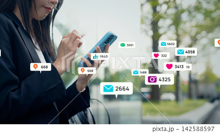 街でスマホを使う女性とソーシャルネットワーク 街でスマホを使う女性とソーシャルネットワーク 142588597