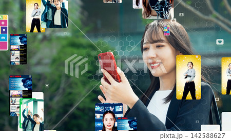 街でスマホを使う女性と縦型ショート動画イメージ 142588627
