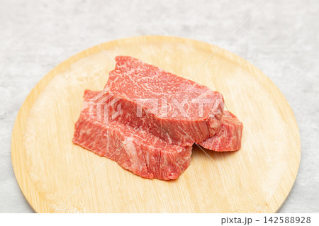 鹿児島県産の黒毛和牛のもも肉ステーキ用 鹿児島県産の黒毛和牛のもも肉ステーキ用 142588928