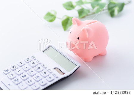ピンクの豚の貯金箱と電卓 142588958