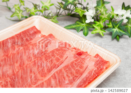 黒毛和牛のロース肉のスライス すき焼き用の和牛ビーフがスーパーで売られているトレーに入っている 黒毛和牛のロース肉のスライス すき焼き用の和牛ビーフがスーパーで売られているトレーに入っている 142589027