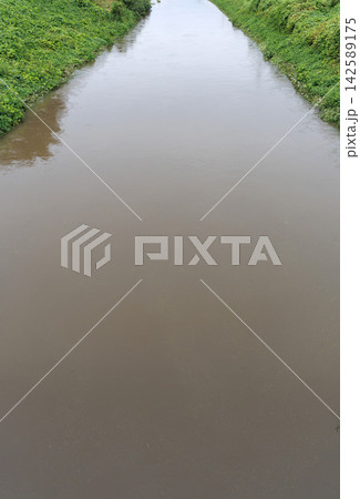 大雨で増水した川 大雨で増水した川 142589175