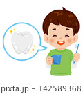歯ブラシとコップを持った笑顔の男の子の上半身イラスト 142589368