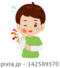 頬が腫れて泣く男の子の上半身イラスト 142589370