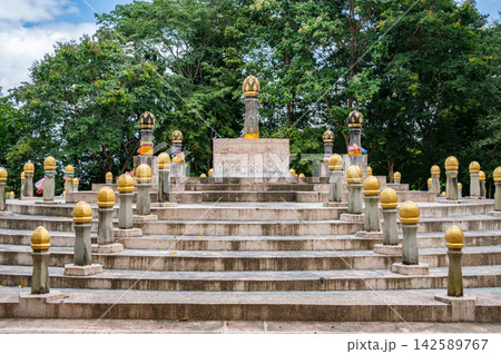 Group of the navel city pillar of Chiang Rai province, Thailand. The 108 surrounding pillars symbolic to Mount Meru the sacred five-peaked mountain of Hindu mythology.  142589767