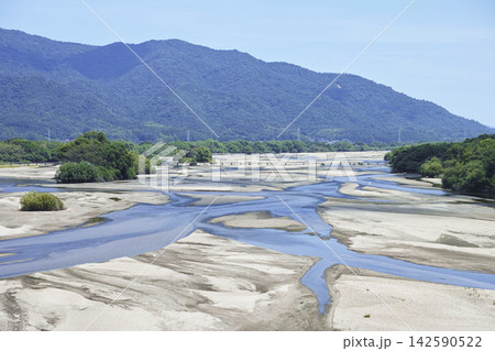 出雲市の北神立橋から見た夏の斐伊川 出雲市の北神立橋から見た夏の斐伊川 142590522