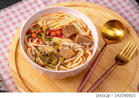 chinese Spicy Rice Noodles with Braised Beef Cubes, Traditional Guilin Mifen Soup Bowl 142590923