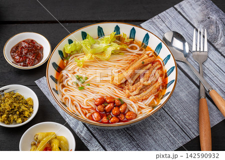chinese Hot and Spicy Rice Noodles with Mixed Beef Offal, Traditional Yunnan Mixian Noodle Soup 142590932