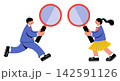 大きな虫眼鏡を持っている女子学生と男子学生のポップでカラフルなイラストセット 142591126