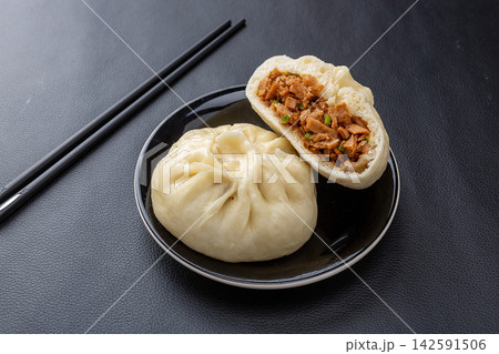 chinese Vegetarian Steamed Bun with Green Pepper and Bean Curd Filling 142591506