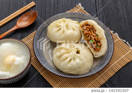 chinese Vegetarian Steamed Bun with Green Pepper and Bean Curd Filling chinese Vegetarian Steamed Bun with Green Pepper and Bean Curd Filling 142591507