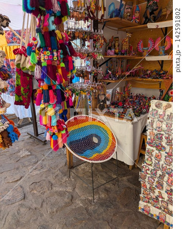 メキシコ・オアハカの民芸品店 アレブリヘスとカラフルなタッセル飾り、レインボーチェア メキシコ・オアハカの民芸品店 アレブリヘスとカラフルなタッセル飾り、レインボーチェア 142591802