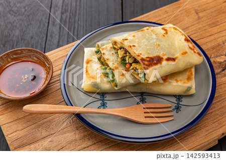 pan-fried Chinese chive and egg pockets, Sanxian vegetable turnover pancake served with chili dipping sauce. 142593413