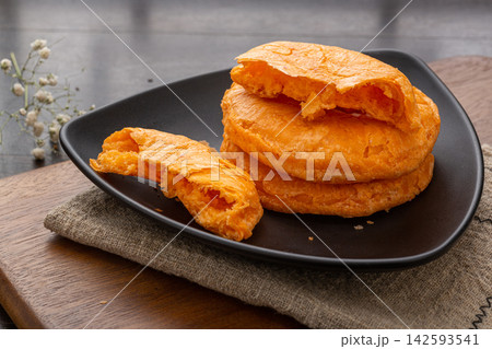 traditional Chinese crispy pumpkin flatbread shaobing pastries on bamboo mat traditional Chinese crispy pumpkin flatbread shaobing pastries on bamboo mat 142593541