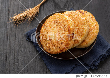 chinese traditional baked shaobing flatbread covered with white sesame seeds chinese traditional baked shaobing flatbread covered with white sesame seeds 142593543