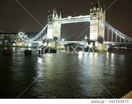 夜のテムズ川に美しくライトアップされたロンドンの名所タワーブリッジの夜景 夜のテムズ川に美しくライトアップされたロンドンの名所タワーブリッジの夜景 142593873
