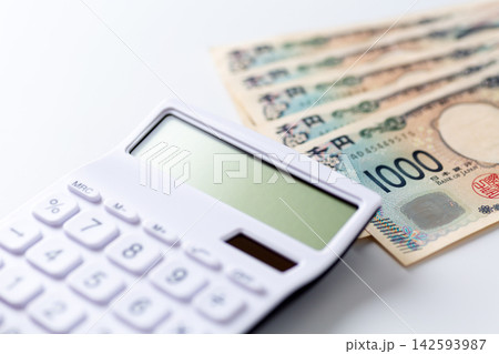 五千円と電卓 五千円と電卓 142593987