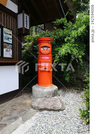 岐阜　中津川　丸ポストのある風景（馬籠郵便局） 142594006