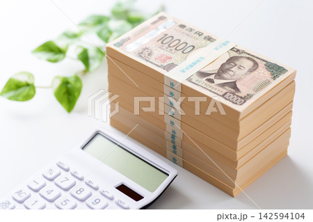 九百万円の札束と白い電卓 九百万円の札束と白い電卓 142594104