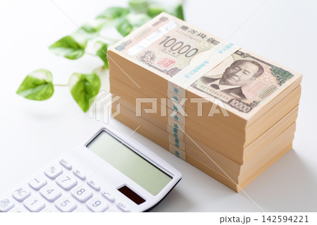 八百万円の札束と白い電卓 八百万円の札束と白い電卓 142594221