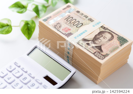 五百万円の札束と白い電卓 五百万円の札束と白い電卓 142594224