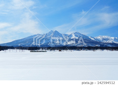 冬の妙高山を背景に妙高はねうまライン関山駅付近をゆく列車の風景 冬の妙高山を背景に妙高はねうまライン関山駅付近をゆく列車の風景 142594512