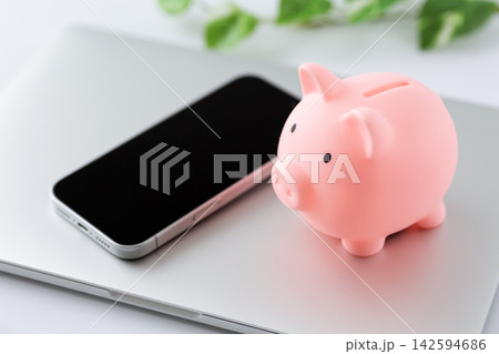ノートパソコンとスマホと豚の貯金箱 ノートパソコンとスマホと豚の貯金箱 142594686