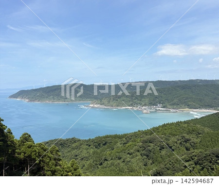 「青い海と緑の山が織りなす絶景 爽やかな夏の海岸風景」宮崎県串間市都井岬 「青い海と緑の山が織りなす絶景 爽やかな夏の海岸風景」宮崎県串間市都井岬 142594687