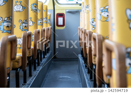 園児バス車内 園児バス車内 142594719