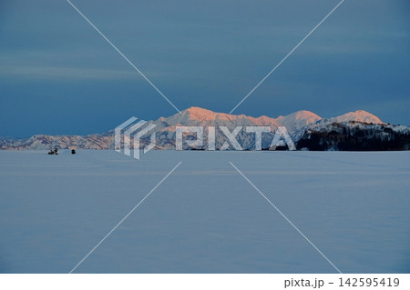 小千谷市池ケ原から望む雪原を前景に夕陽に染まる越後三山の風景 Ver2 小千谷市池ケ原から望む雪原を前景に夕陽に染まる越後三山の風景 Ver2 142595419