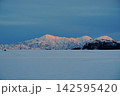小千谷市池ケ原から望む雪原を前景に夕陽に染まる越後三山の風景 Ver3 小千谷市池ケ原から望む雪原を前景に夕陽に染まる越後三山の風景 Ver3 142595420