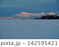 小千谷市池ケ原から望む雪原を前景に夕陽に染まる越後三山の風景 Ver1 小千谷市池ケ原から望む雪原を前景に夕陽に染まる越後三山の風景 Ver1 142595421