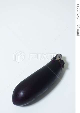 白背景に置いた紫色のなすを小さく見せる食品写真・高解像度のストック素材 白背景に置いた紫色のなすを小さく見せる食品写真・高解像度のストック素材 142595643