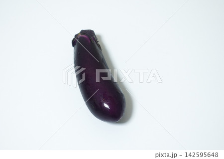 白背景に置いた紫色のなすを横向きに撮影した食品写真・高解像度のストック素材 白背景に置いた紫色のなすを横向きに撮影した食品写真・高解像度のストック素材 142595648