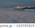 夕日に染まる冬の越後三山を背景に小千谷市池ケ原の雪原に立つはさ木 Ver4 夕日に染まる冬の越後三山を背景に小千谷市池ケ原の雪原に立つはさ木 Ver4 142595829