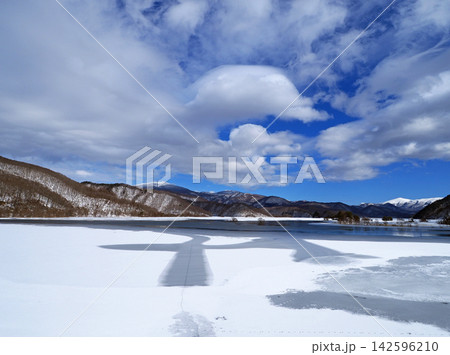 冬の裏磐梯、秋元湖。半凍結した湖面が滑走路に見え、青い湖面に印象的で綺麗だ。 冬の裏磐梯、秋元湖。半凍結した湖面が滑走路に見え、青い湖面に印象的で綺麗だ。 142596210