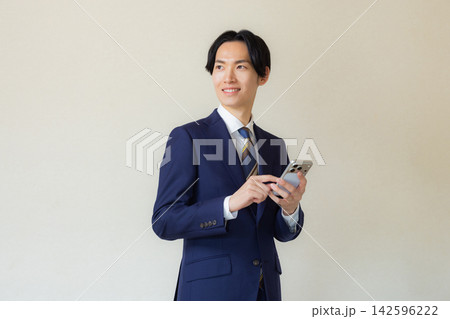 スマートフォンを使うビジネスマン スマートフォンを使うビジネスマン 142596222
