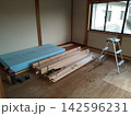 畳からフローリングへリフォームする部材を室内に搬入したところ 142596231