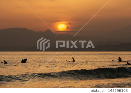湘南鵠沼海岸 日没前の夕陽とサーファーのシルエット 湘南鵠沼海岸 日没前の夕陽とサーファーのシルエット 142596508
