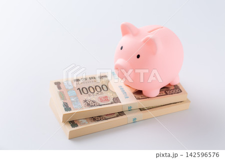 200万円の札束とピンクの豚の貯金箱 200万円の札束とピンクの豚の貯金箱 142596576