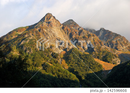 【山の風景】長野県・穂高連峰・明神岳 142596608