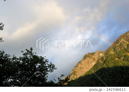 【山の風景】長野県・穂高連峰・明神岳と虹 142596611