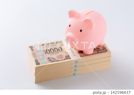 400万円の札束とピンクの豚の貯金箱 400万円の札束とピンクの豚の貯金箱 142596637
