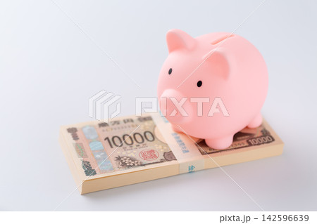 100万円の札束とピンクの豚の貯金箱 142596639