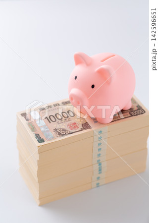 1000万円の札束とピンクの豚の貯金箱 142596651
