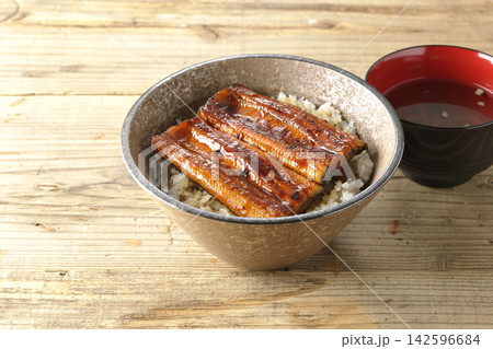 うな丼とお吸物 142596684