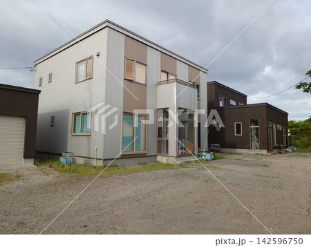 2軒並んでいる一軒家(新築一戸建て)「注文住宅」 2軒並んでいる一軒家(新築一戸建て)「注文住宅」 142596750