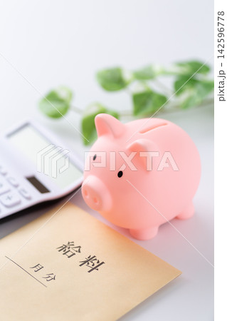 ピンクの豚の貯金箱と給料と電卓 ピンクの豚の貯金箱と給料と電卓 142596778