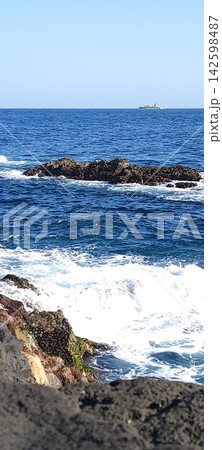 離島の綺麗な海 142598487